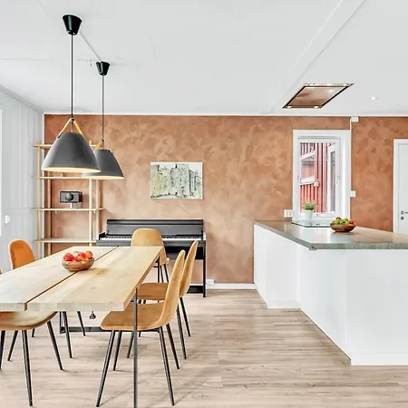 Spacious House In Central Location *